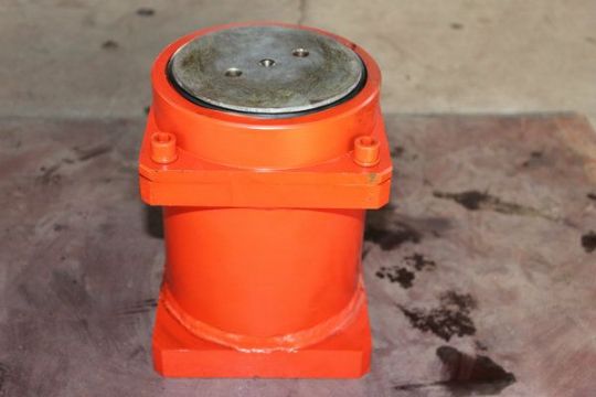 點(diǎn)擊查看詳細(xì)信息<br>標(biāo)題：150掘進(jìn)機(jī)漲緊油缸 閱讀次數(shù)：2854